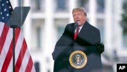 ພາບບັນທຶກ ປະທານາທິບໍດີ ດຳໂນລ ທຣໍາ ກ່າວລະຫວ່າງການປະທ້ວງ ຕໍ່​ການຢັ້ງຢືນການເລືອກຕັ້ງ ຂອງທ່ານໂຈ ໄບເດັນ ໃ​ຫ້ເປັນປະທານາທິບໍດີ ທີ່ນະຄອນຫລວງວໍ​ຊິງຕັນ ​ເມື່ອວັນທີ 6 ມັງກອນ 2021 