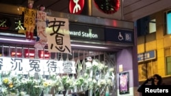 一名香港反送中抗議者在港鐵太子站外的831事件紀念台旁呼喊口號。（2019年9月12日）