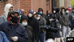 在紐約布朗克斯區一個新冠檢測點排隊等待檢測。（2020年4月20日）