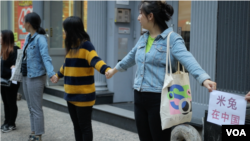 10月6日，50多名参与者站在纽约曼哈顿的一条街上，他们手拉手筑成人链，支持中国米兔运动。
