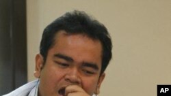 星期一這名印尼股票經紀人在雅加達對印尼股票價格下跌百分之5的反應