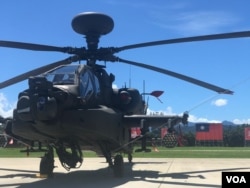 台湾军方2009年购买的新型AH-64E阿帕奇攻击直升机有“坦克杀手”之称。（美国之音记者萧洵摄影）