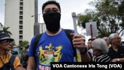 有反水貨客示威者穿上印有殖民時期港英政府徽章的T恤