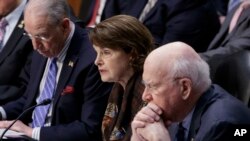  （左起）共和黨籍參議員格拉斯利、民主黨籍參議員范斯坦和共和黨籍參議員萊希（2017年資料圖片） 