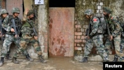 2013年11月9日參加峨眉山中印聯合反恐軍演的兩國軍人(資料照片)