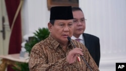 印尼總統蘇比安托甫就任幾天之際，印尼兩度將一艘中國海警船驅離南中國海爭議水域，考驗兩國關係。 (美聯社：2024年10月20日)