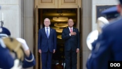 菲律賓防長（右）2018年9月18日訪問五角大樓（美國國防部照片）