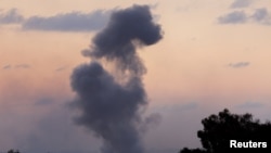 2023年11月18日，以色列和巴勒斯坦哈馬斯組織衝突不斷，從以色列南部看到，以色列空襲加沙後濃煙滾滾。（路透社）