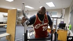 印第安纳波利斯的一所小学里，校工在打扫教室。印第安纳州的学校最早在7月底返校。
