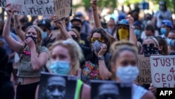 2020年5月28日抗議者在明尼蘇達州明尼阿波利斯為弗洛伊德死亡示威伸張正義。