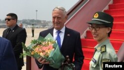2018年6月26日，時任美國國防部長吉姆·馬蒂斯（Jim Mattis）抵達中國北京機場時接受中國軍人獻花。（路透社照片）