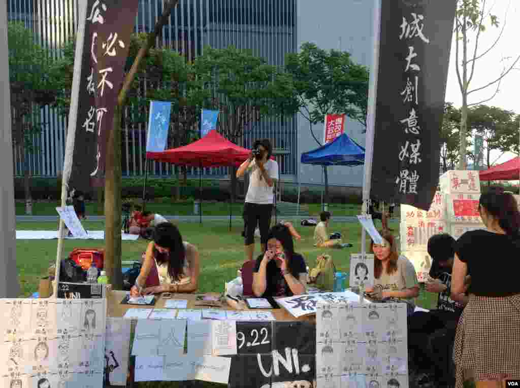 香港学联罢课移师政府总部附近添马公园（美国之音海彦拍摄）