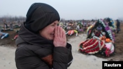 在馬里烏波爾砲擊中失去親人的一名婦女在痛苦