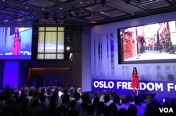 李香梅演講時介紹新疆人權情況（美國之音許寧攝影）