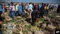 調查人員在爆炸現場展開調查