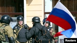 3月17日烏克蘭自衛軍戰士在克里米亞辛菲羅波爾與手持俄羅斯國旗的市民交談