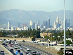 高速公路连接机场和市中心（美国之音国符拍摄）