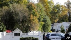 警車停在克林頓夫婦位於紐約郊區的住所門口