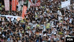 發起71大遊行的民陣表示，今年的參加人數約40萬人，香港警方則表示，高峰期約有6.3萬人