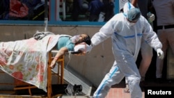 印度首都新德里一家醫院的醫務人員正在搶救一名新冠患者（路透社2021年4月24日）