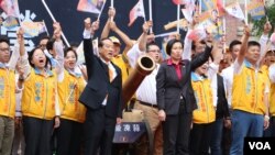 宋楚瑜和他的競選搭檔徐欣瑩同台造勢（美國之音李逸華拍攝）