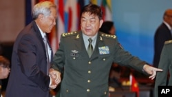 中國國防部長常萬全和新加坡防長黃永宏握手（2015年11月4日）