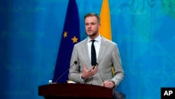 資料照片：立陶宛外長蘭茨貝爾吉斯與伊拉克外長侯賽因在巴格達舉行聯合記者會。 (2021年7月15日)