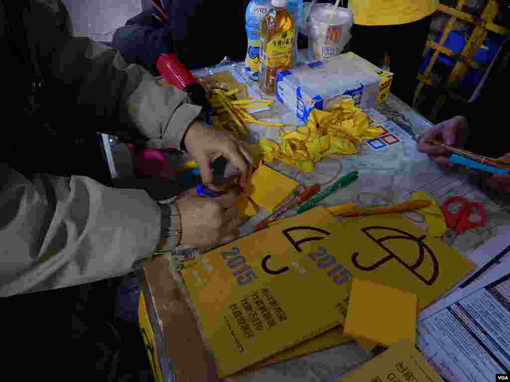 有市民在香港工黨除夕倒數活動街站留言發表意見