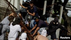 委内瑞拉大罢工期间抗议者在首都加拉加斯设置路障 (2017年7月27日)