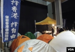 多名示威者一連8晚在政府總部外紥營留守，將留守至1月16日梁振英宣讀施政報告當天