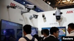 杭州海康威视生产的监控设备2019年5月24日在中国上海参加一个安全设备展览。