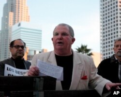 洛杉矶团结教师主席达菲参与游行