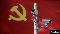 以黨旗為背景的監測攝影機。(資料圖片)