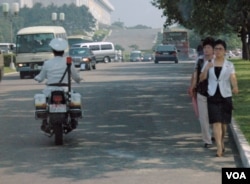 朝鲜平壤人们的日常生活（2013年7月26日）(美国之音赫尔曼拍摄)