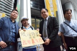 民主派團體代表向候任特首辦代表(右二)遞交公開信，要求林鄭月娥上任後重啟政改。(美國之音湯惠芸攝)