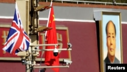 北京天安門前飄揚的英國和中國國旗。（2018年1月31日）