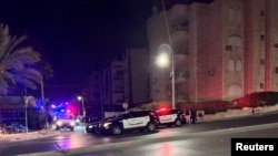 以色列駐安曼大使館附近街道上的警車巡邏。(路透社：2024年11月24日)