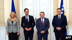 Слева направо: председатель Президентства Боснии и Герцеговины Желька Цвиянович, генеральный секретарь НАТО Марк Рютте и члены Президентства Боснии и Герцеговины Желько Комсич и Денис Бечирович. Сараево, 10 марта 2025 г. 