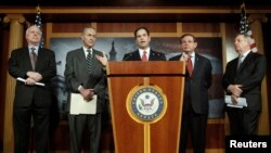 從左到右﹕美國參議員約翰•麥凱恩﹑查爾斯•舒默﹑馬可•盧比奧﹑羅伯特•梅嫩德斯和理查德•德賓星期一在華盛頓國會大廈就全面改革移民問題舉行新聞發佈會
