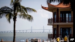 2018年10月22日，中國南方廣東省珠海，珠海- 澳門- 香港大橋，亭台樓閣和清潔工人。