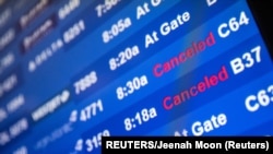 在纽约肯尼迪国际机场的显示牌上显示的因新冠疫情而被取消的航班（2021年12月26号）。