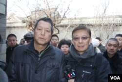 赵紫阳的儿子赵二军接受美国之音采访后和记者东方合影（美国之音东方拍摄）