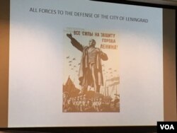 布鲁斯·科尔在讨论会上展示的一些共产主义国家的艺术和宣传作品（美国之音莫雨拍摄）