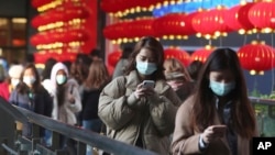 人們戴著口罩在台灣台北的一家購物中心散步。（2020年1月31日）