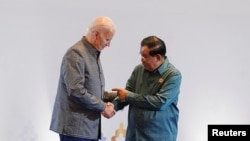 柬埔寨總理洪森2022年11月12日接待美國總統拜登出席東盟峰會擴大會議。 （路透社）