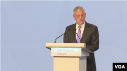 美国国防部长马蒂斯2017年6月3日在香格里拉对话会上发言(美国之音黎堡摄)