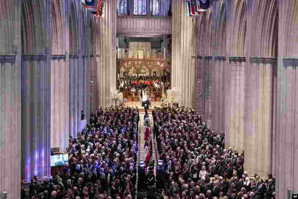 ຫີບສົບຂອງອະດີດປະທານາທິບໍດີ ຈິມມີ ຄາຣ໌ເຕີສ ຖືກເຄື່ອນຍ້າຍອອກຈາກຫໍລັດຖະສະພາ ມາເຖິງມະຫາວິຫານແຫ່ງຊາດ ເພື່ອພິທີຊາປະນາກິດສົບຢ່າງເປັນທາງການ ໃນນະຄອນຫຼວງ ວໍຊິງຕັນ, ວັນທີ 9 ມັງກອນ 2025.