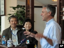 洪博培大使（右一）发表演讲， 一旁站立的是“三味书屋”店主李世强（左一）和刘元生（左二）