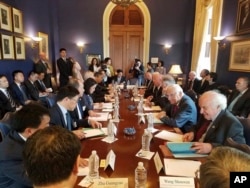 美國國會眾議員比爾帕斯克羅的辦公室提供的照片上，他和其他議員們與中國代表團討論美中貿易（2018年5月）。