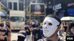 數以千計香港市民及抗爭者10月4日中午在中環戴上面具及口罩快閃遊行堵路，反對當局製定禁蒙面法。 (攝影: 美國之音湯惠芸）